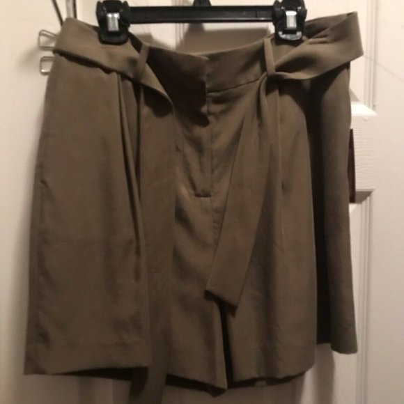 NWT Vince Camuto Green high waisted shorts size 2 - Picture 1 of 2